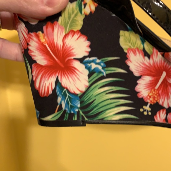 Chinese Laundry strappy wedge sandals - Picture 2 of 4